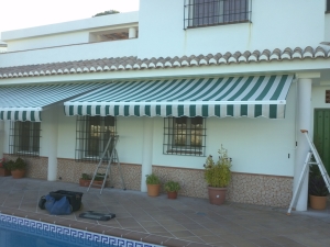 Toldo brazo invisible rayas verdes